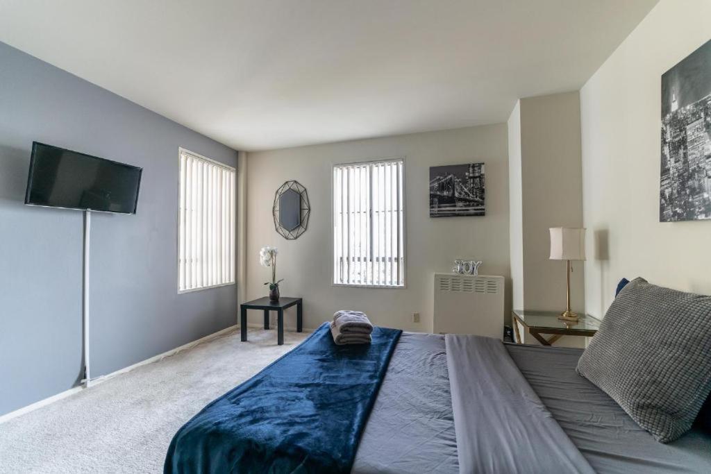 Spacious Charming With Great Views Near The Grove Appartement *