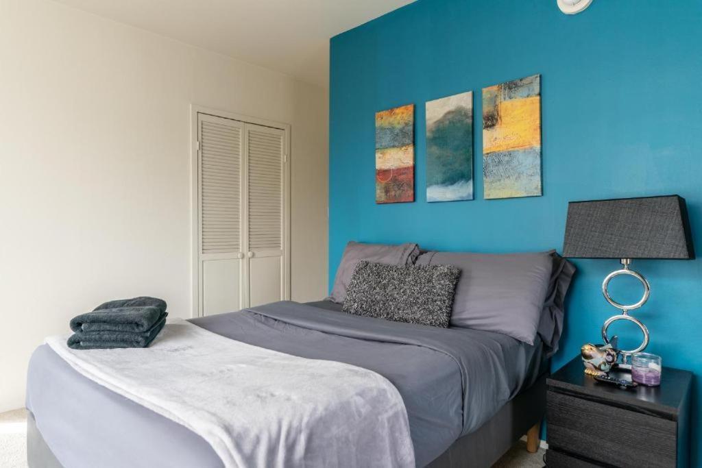 Spacious Charming With Great Views Near The Grove Appartement